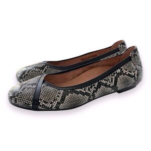 Vionic Caroll Flat in Snake Size 9.5